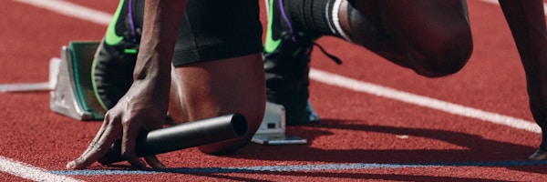 田径运动员在跑道上冲刺的瞬间